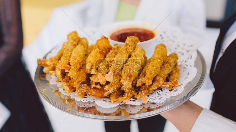 休闲食品代加工模式具有以下优势：